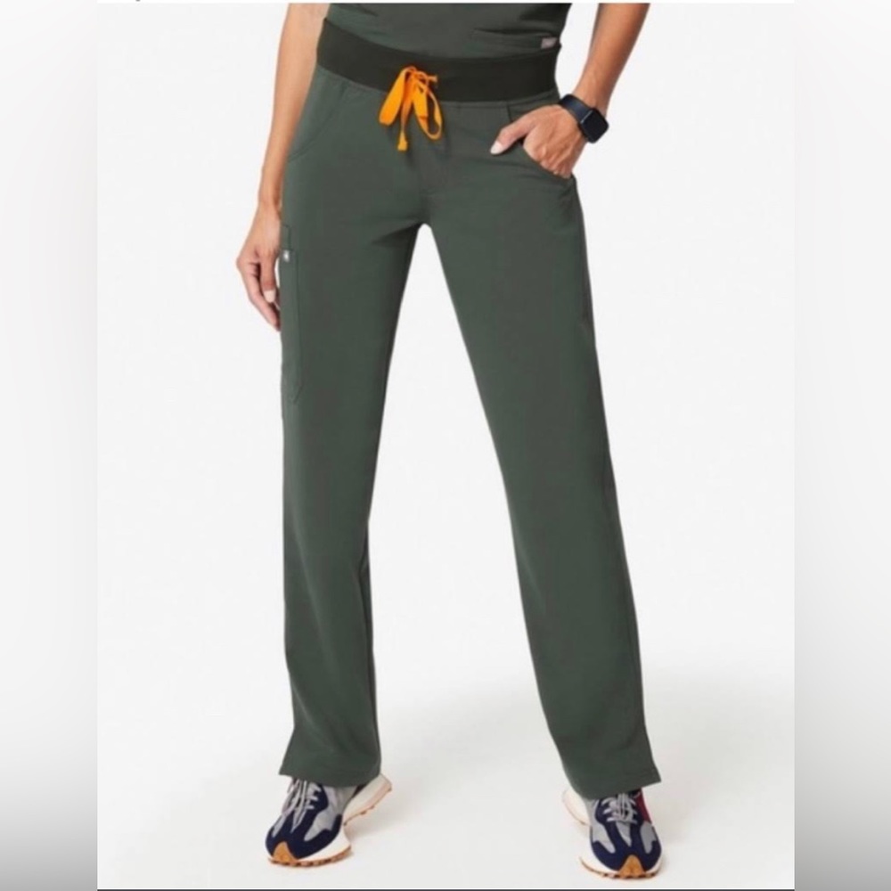 FIGS Kade Cargo Pants in MOSS 💚